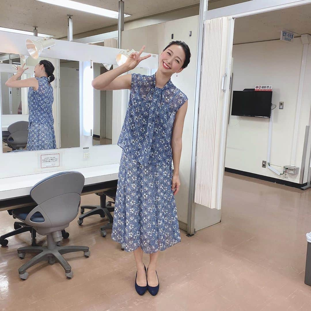 畠山愛理さんのインスタグラム写真 - (畠山愛理Instagram)「今日は大越さんがお休みのため、めいさんと2人でのサンデースポーツ2020でした✨今はお仕事以外ではなかなか会えないですが、めいさんは本当のお姉ちゃんみたいに、プライベートでも一緒にお洋服を買いに行ったり、ランチを食べたり✨旦那さんもめい姉！と呼ぶほど仲良くしていただいています✨お仕事では気づいたこともサッと教えてくれて、本番中も今まで何回助けていただいたことか…反省&めいさんに甘えてはいけないと思いながら、毎週かっこいいなぁ…と番組ご一緒させていただきながら感じてます😭✨  いつも見てくださっているみなさん、ありがとうございます✨☺️  今日の衣装👗　@stola.jp  花柄&生地感も涼しげでとっても好みな衣装でした🌿✨  #サンデースポーツ2020 #副島萌生　アナウンサー」8月9日 23時58分 - airihatakeyama