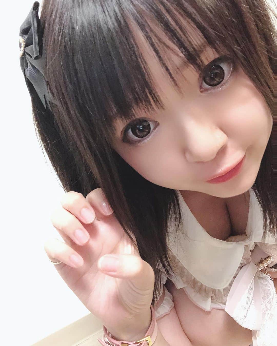 音羽莉夢のインスタグラム：「にゃん|*'ω'）💗 コメントありがとうございます💗🐳 お返事するね(*ﾉωﾉ)  #童顔ロリ巨乳 #合法ロリ #ロリコンホイホイ #撮影会モデル #音羽莉夢 #アミックエンターテインメント  #グラドル自画撮り部 #グラドル  #lizlisa  #リズリサ #ツインテール」