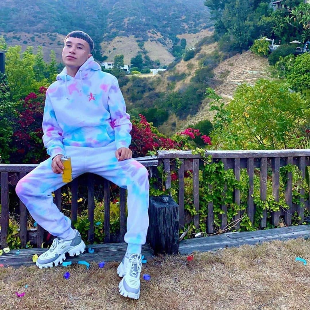 Jeffree Star Cosmeticsさんのインスタグラム写真 - (Jeffree Star CosmeticsInstagram)「Our boo @boomkackmua looking absolutely sickening in our brand new custom tie-dye hoodie & joggers 🤍💦 #jeffreestarcosmetics」8月10日 0時10分 - jeffreestarcosmetics