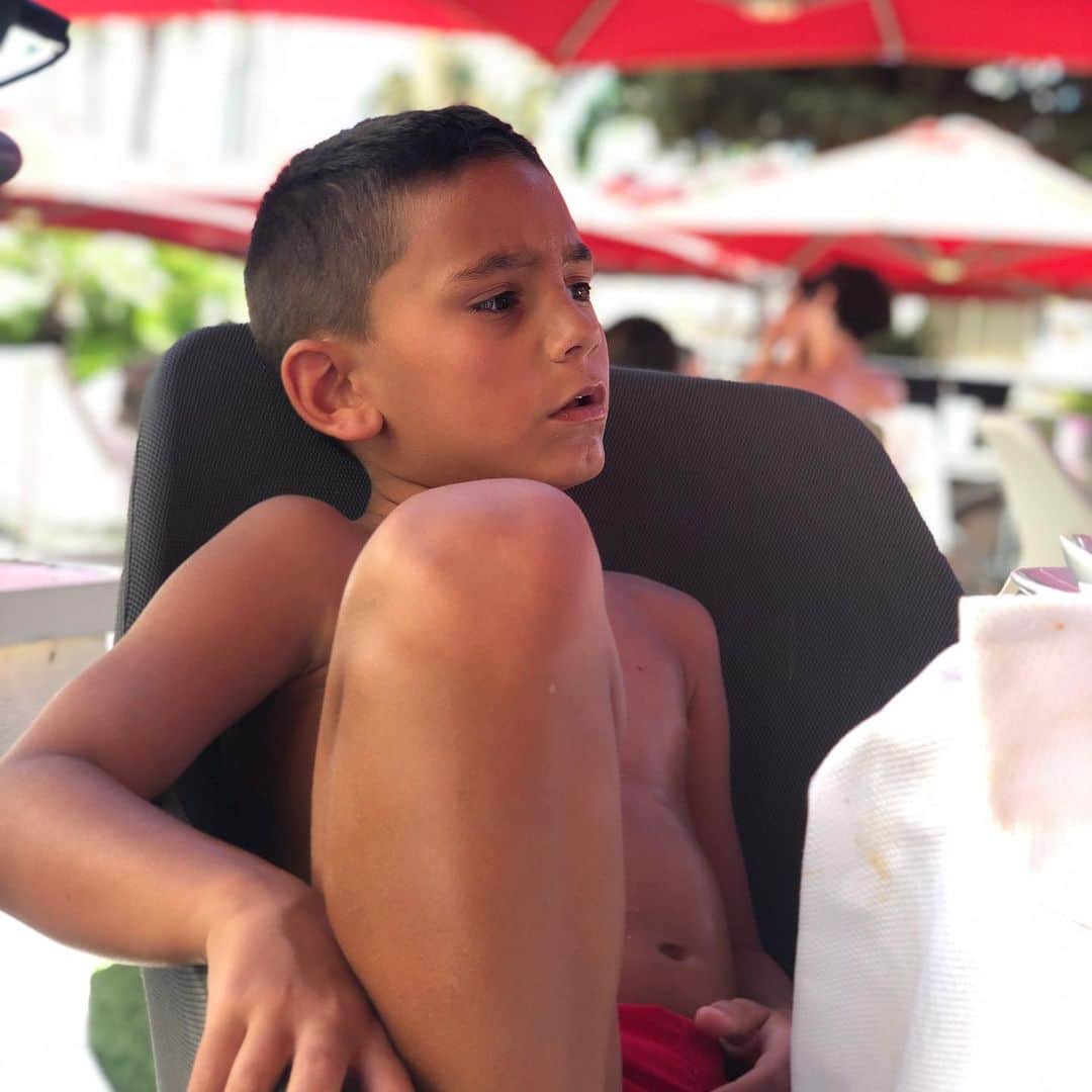 ヨアン・ベナルアンのインスタグラム：「Comme un homme le petit 👶 #cannes #majestichotel #holidays #family 🏝🦅」