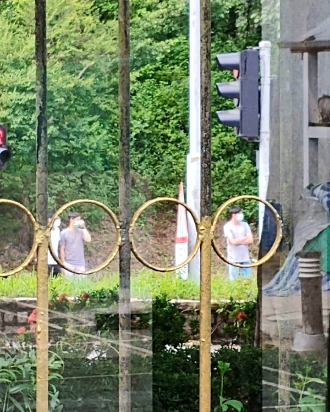 周庭（しゅうてい）のインスタグラム：「- 【好多個可疑男子由朝到晚企喺我屋企附近，仲要不斷影我屋企】  啱啱出街拍拍下youtube片，有人通知我，原來今日有好多個可疑男子，由朝早到夜晚都企喺我住緊嘅屋苑閘口出面。好似輪班制咁，四個人等左幾個鐘，然後有架車接佢哋走，再換另外三四個男人嚟，行蹤相當奇怪。  我住喺鄉郊地方，平時屋苑附近都唔會有人，一有人就會好明顯，而呢幾位可疑男子，今朝開始就一直企喺閘口前，好似等緊人咁，去到夜晚，又有幾個男人嚟換班。唔單止係等，仲要係不斷拎起手機影我屋企。去到呢刻，佢哋仲喺出面。  住左喺度廿幾年，咁嘅情況真係第一次，我想講，我做嘅事光明正大，唔該唔好用啲咁低級嘅手段啦。好多人問我驚唔驚，咁多個男人咁樣明目張膽捕住，仲要影自己屋企，我話完全唔驚都係呃你。係有啲驚，但我只會做自己相信嘅事。  白色恐怖無處不在，大家都要萬事小心。」