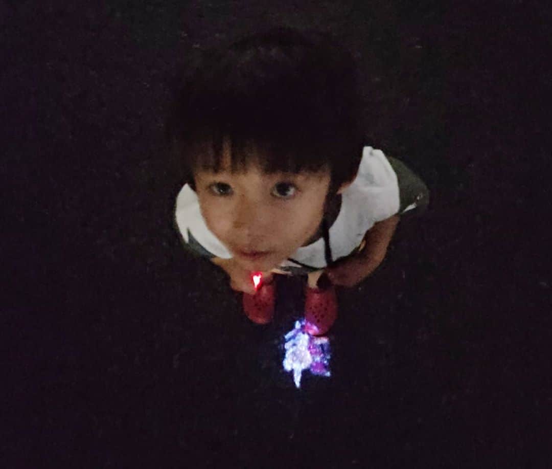 清野紗耶香さんのインスタグラム写真 - (清野紗耶香Instagram)「#蝉の羽化直後 これで最後📸  こーたが産まれる前は夜に蝉の羽化を見に行くことも無かったし、 こーたが産まれて来てくれて 世界が広がったなぁ…大袈裟じゃなくて本当に。  子供を育てながら、自分も成長していく感じ凄くする。  余談だけと……… 後ろに人が…かたくなにそこにいて…いいんだけど…申し訳ないんだけどオバケみたいに映ったよって言いたい…  こーたの持ってるのは#ルイージマンション に出てくる博士？が写るライト🔦 最近、宝物のように持ち歩いてる🤭  #まめちょびん  #育児中 #育児は育自  #子どもを育てる  #5歳5ヶ月#5歳児#男の子 #年長さん  #ikumama  #ig_kids #FQjapan #kids_japan #こどもと暮らす #子育てぐらむ #はいチーズの日 #コドモダカラ #キズナ #ママリ #シャオール #夏の思い出  #男の子パパ #ママライフカメラ#hugkum #コドモノ #mamanokoカメラ部」8月10日 0時04分 - seino_sayaka