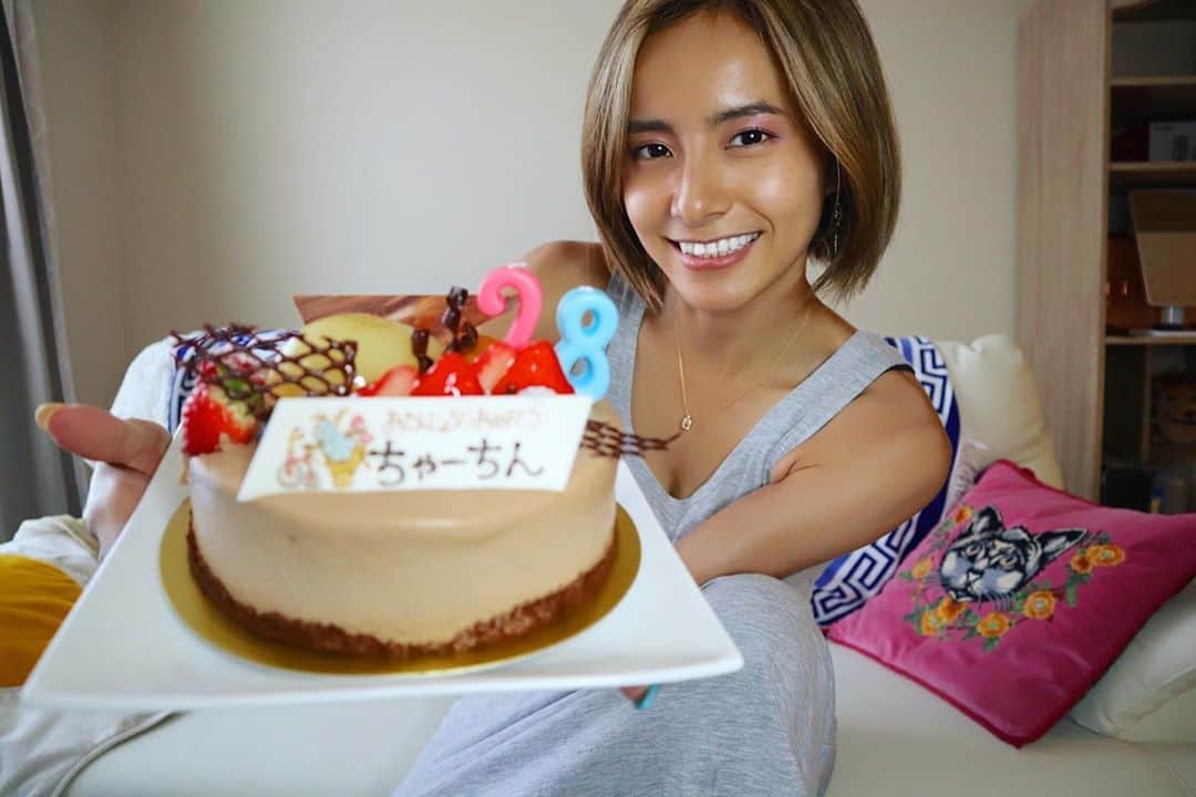 佐野千晃のインスタグラム：「マイハッピーバースデー！﻿ ﻿ 28歳になりました！﻿ ﻿ もう完全なるアラサーです。汗﻿ ﻿ たくさん笑ってたくさん楽しい事をみんなとシェア出来る様に、感謝を忘れず精進していきます！﻿ ﻿ だからみんな優しくしてね🥺笑﻿ ↑これが重要﻿ ﻿ #natural #healthy #good #gilrs #gilr #cool #cute #ooted #selfie #self #face #スポーツ女子 #スポーツ #ハワイ #笑顔 #ひまわり #誕生日 #自分の誕生日 #若作り#していくよ #YouTube #見てね」