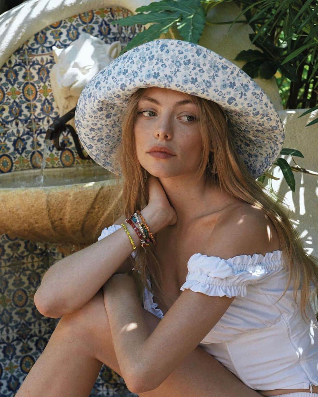 ダニジョーのインスタグラム：「Summer romance 🥀@anouchkagauthier in the Heidi cuff set • photo by @marianeguillon #dannijogirls #armparty」