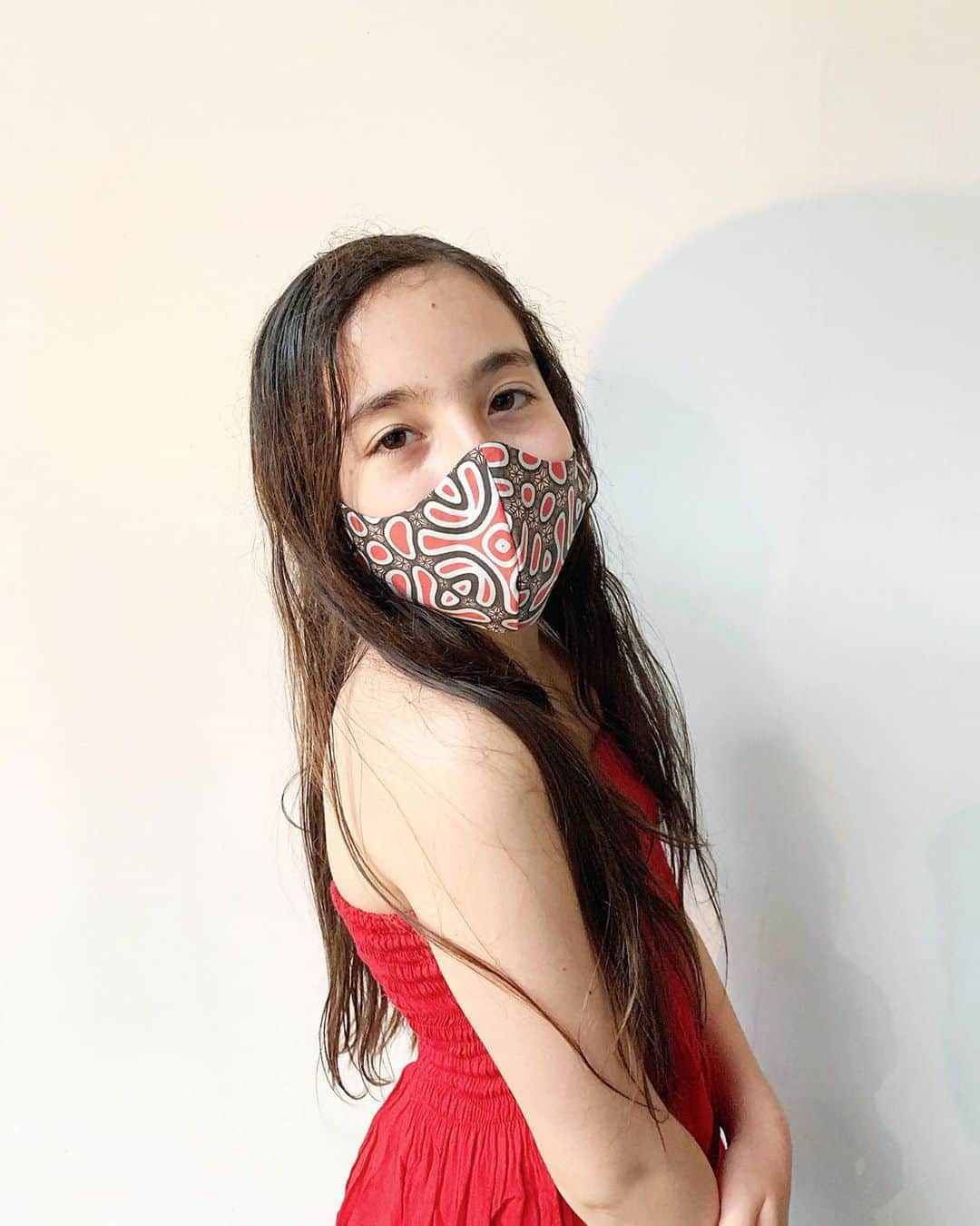 スリーアズフォーのインスタグラム：「Kids Masks are NOW available on our shop in a Limited edition! Link in bio Featuring Noor in Red frog mask #facemask #kidsmask #kids.  Cymatic print in collaboration with @fitchwork」