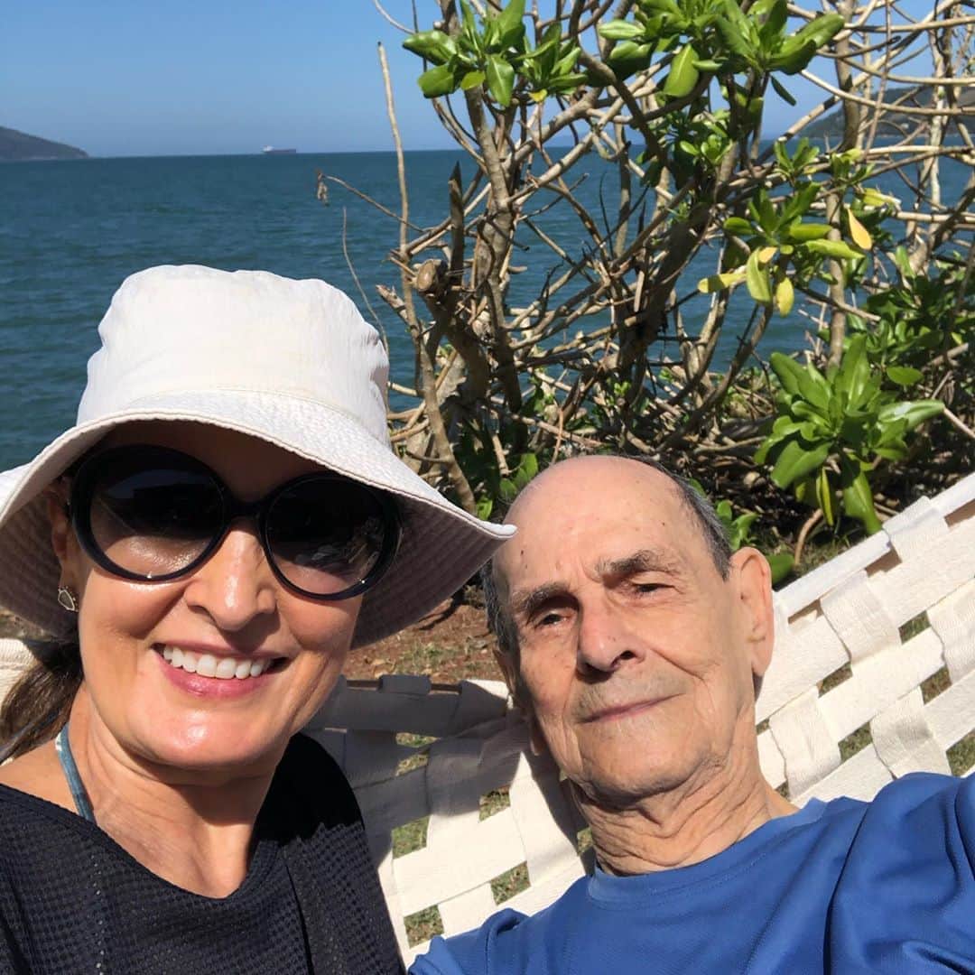 ファチマ・ベルナルデスのインスタグラム：「A posição na rede não está muito confortável, o sol está batendo de frente no rosto, mas como eu queria muito uma foto assim, ele topou. Não me surpreende. Sempre fez o possível por mim e por minha irmã. Feliz dia do país pro meu e pra todos. Estejam eles perto ou longe. #diadospais」