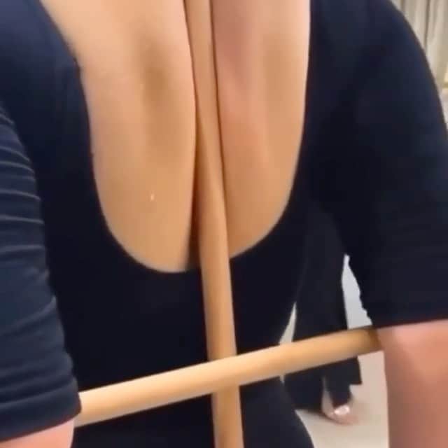 3.6m Fit Girl Videosのインスタグラム：「Posture Goals! 💕💪 @fitgirls #endlesslyenough」