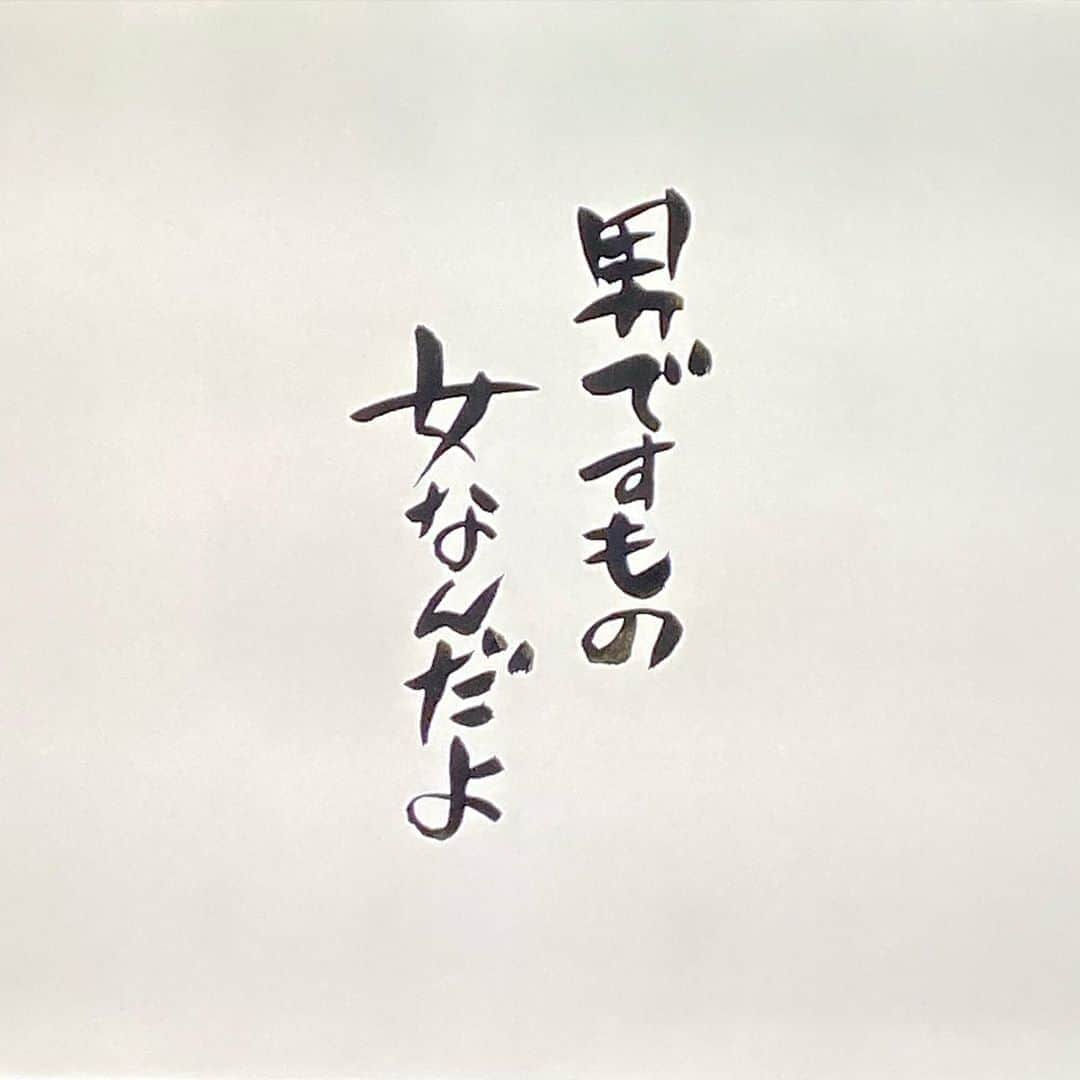 ラブリさんのインスタグラム写真 - (ラブリInstagram)「映画「宮本から君へ」を観た。  エンディングの写真がすごく良くて誰なんだろうと思ったら佐内正史さんだった。私がまだ言葉を書き残し始めた頃で、撮影の休憩中に詩を見せたことがある。『苺の首輪』っていう詩を見せたんだよなぁ海で。撮影というもの通して初めて私を引き出してくれてるって体感して撮られることがなにも怖くなかった、撮影が終わるまでずっと引き出し続けてくれててずっと楽しかった。いい写真がいっぱいあったのに一枚も持ってない。あれから７年が経って休憩中にみんなで行った屋台で買った蝶々の針金、まだ持ってる。　#宮本から君へ」8月10日 0時29分 - loveli_official