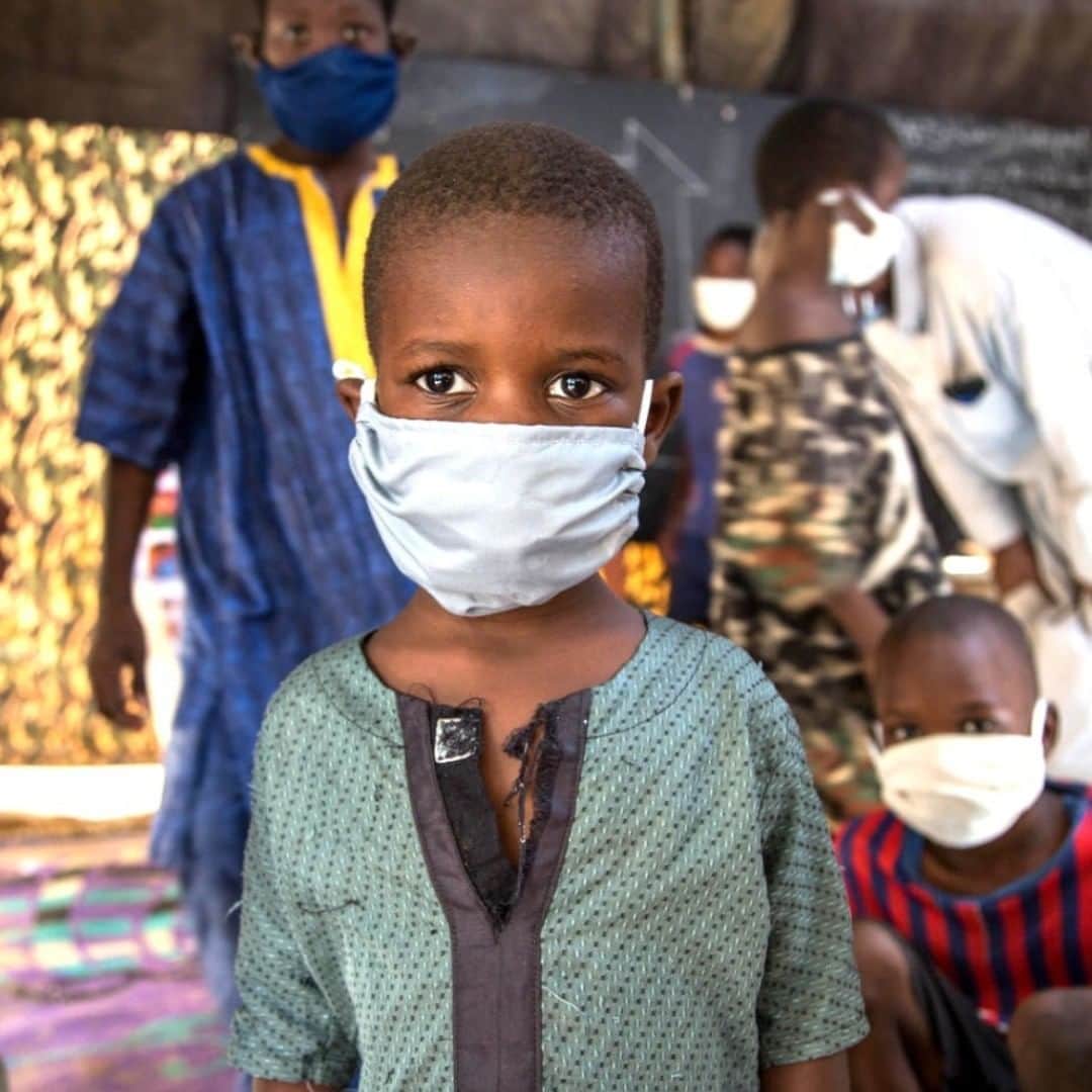 unicefさんのインスタグラム写真 - (unicefInstagram)「Mask on!  This little one proudly wears his mask after a #COVID19 awareness session in Mauritania. Every child needs access to adequate healthcare and health education to protect themselves and others from the virus. #WorldMaskWeek  © UNICEF/UNI350983/Pouget」8月10日 0時45分 - unicef