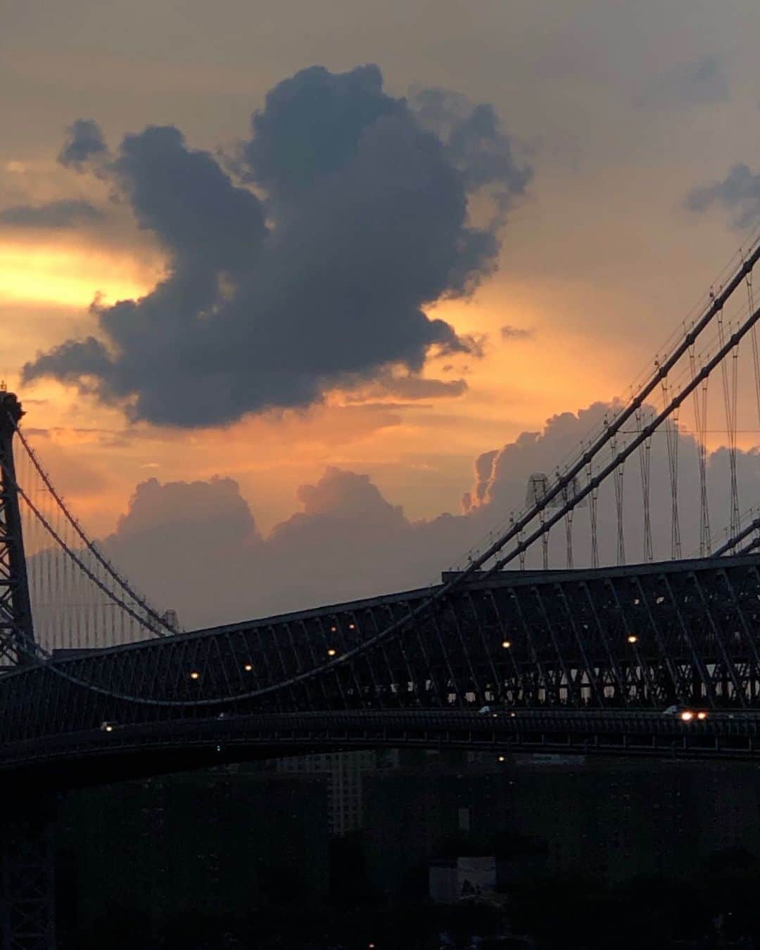 Victoria Leeのインスタグラム：「☁️ My phone is full of cloud formations」
