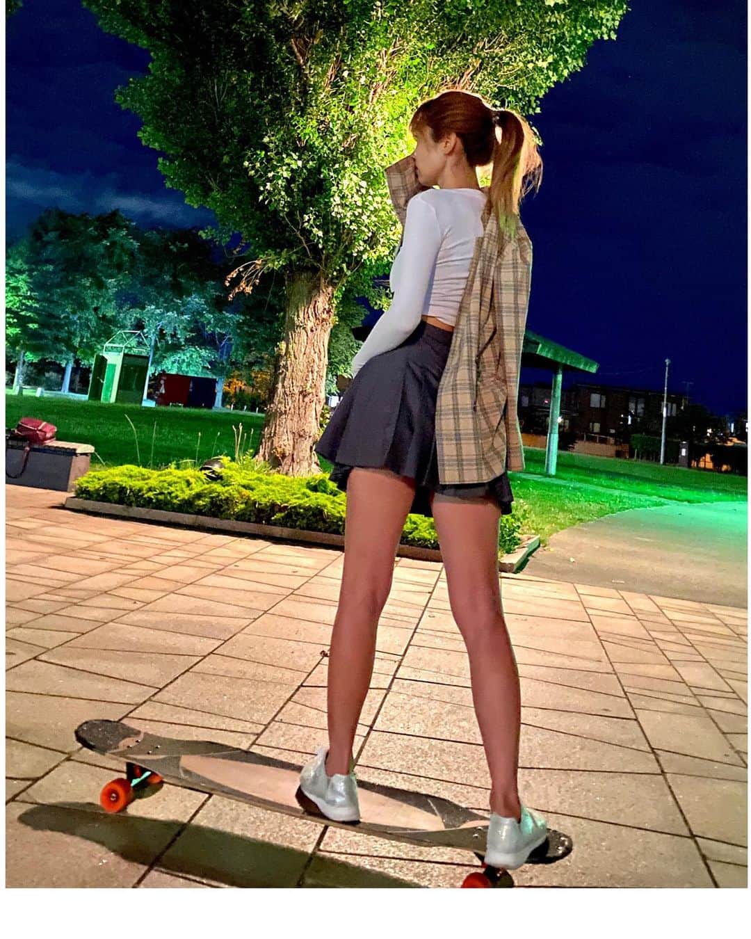 のインスタグラム：「kanaと ロンスケ🏂✨  ナイトモードで撮ったら こうなった🙊💕 夜の12時からの夜中練習。  朝から動きすぎて 汗だく🥺🥺🥺🥺  #longboardbelle  #ロンスケファッション #ロンスケ練習   #longboarddancing  #ナイトモード #ロンスケ女子 #ロンスケ女子コーデ #ロンスケ好きな人と繋がりたい  #スケボー練習 #ロンスケ女子 #ロンスケ初心者 #longboard #longboarding #dance #instagramjapan #freestyle #freestyling #skater #skate #sk8 #sk8er #skateeverydamnday #skateordie #longboardfreestyle #skateboard #skateboarding #ローデッドボード #longboardfreestyle #longboarddancing #longboardtoror#longboardfreestyle  #長板 #ロンスケ  #ロンスケ女子」