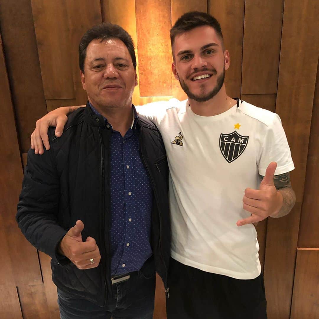 ナタンのインスタグラム：「Feliz dia, PAI 🖤 Você é um espelho pra mim, obrigado por tudo! Te amo muito 🖤」