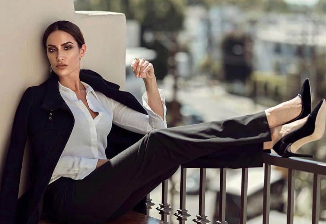 ドナ・フェルドマンのインスタグラム：「#professional vibes all week with the role I just got cast for . . manifesting more strong female characters since they’re the most fun to play! #actress 🎬」