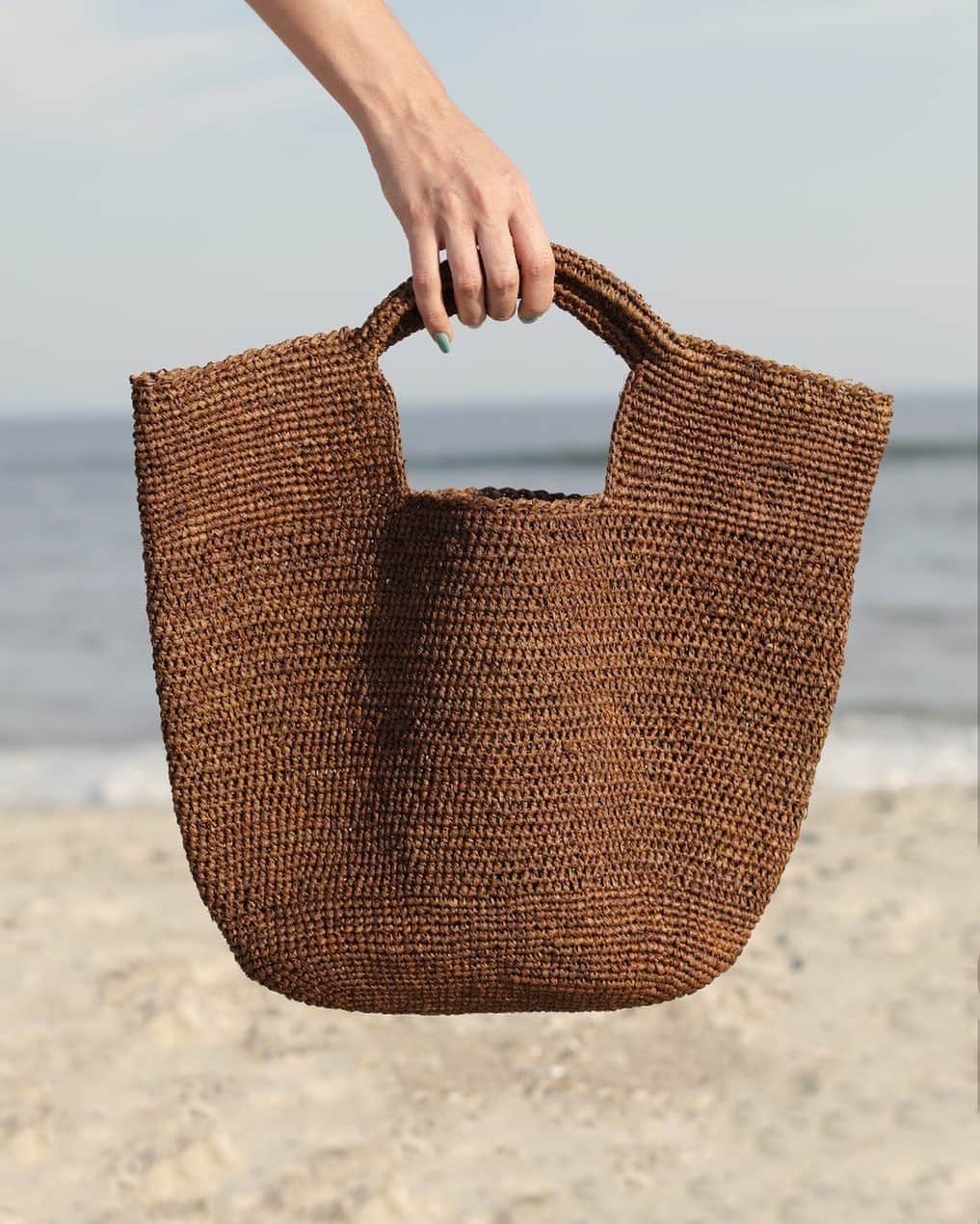Bloomingdale'sさんのインスタグラム写真 - (Bloomingdale'sInstagram)「Obsessed with this @AQUAbrandofficial bag, for shore 🌊 . . . . . . #BeachBag #StrawBag #Raffia #BagOfTheDay #Bloomingdales」8月10日 1時00分 - bloomingdales
