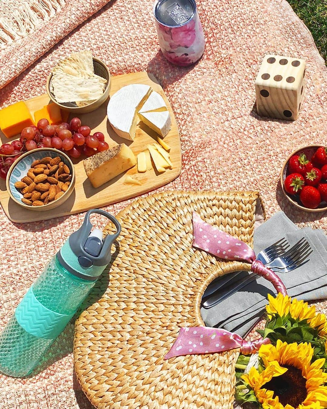ロック&リパブリックのインスタグラム：「Embracing the last days of summer with a pretty picnic. ✨ Tap to shop.」