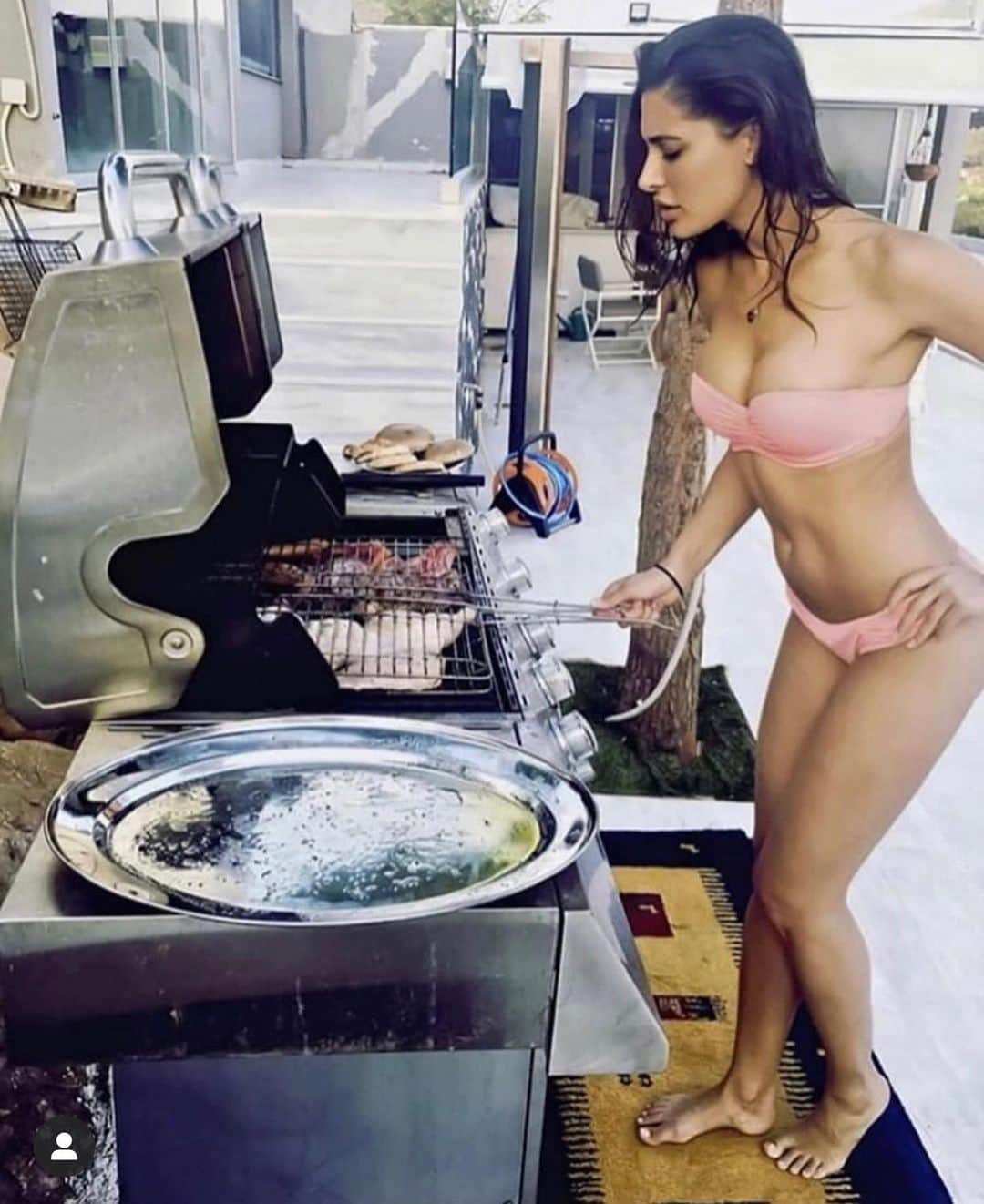 Nargis Fakhri さんのインスタグラム写真 - (Nargis Fakhri Instagram)「Bbq life. #throwback #greece」8月10日 1時03分 - nargisfakhri