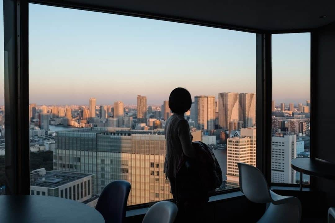 National Geographic Travelさんのインスタグラム写真 - (National Geographic TravelInstagram)「Photo by @MichaelGeorge  A visitor takes a quiet moment to breathe in the view of Tokyo at the Seaside Top Observatory. This inexpensive observation deck is often overlooked by travelers. Sitting on the 40th floor, it provides a 360-degree view including iconic buildings like the Tokyo Tower and Sky Tree. You can also watch the boats pass slowly near the Rainbow Bridge and marvel at the density of the surrounding neighborhoods. I highly recommend visiting at sunset, as seen here. Even at this beautiful time, the observatory was not crowded at all.  For more photos and writing from my travels, follow along @MichaelGeorge. #tokyo #japan #seasidetop #observatory #seasidetopobservatory」8月10日 1時07分 - natgeotravel