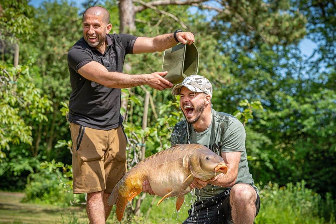 F2Freestylersのインスタグラム：「#fishing has been such an amazing new addition to my life! The love affair with the hobby started again for me after @socceraid last year when I met @alihamidi and decided to get back on the bank. I find Fishing is a hobby that really helps improves my mental health. If you’re in a stressful possition in your life or you’re dealing with any kind of mental health issue’s try and find a positive outlet that improves your mental state. It could be fishing or it could be anything else! This is why I’m proud to be behind the #takeafriendfishing & #rippleeffect campaign in conjunction with the Angling Trust, the EA. The initiative is all about anglers taking someone who has never tried fishing to the bank, with no need to get a rod license. The project launches on August the 14th and runs until mid October 💪🏻」