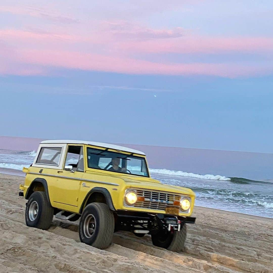 アリス&トリクシーのインスタグラム：「I love catching these four wheel drive vehicles on the beach. I think it makes for a cool shot. I particularly liked how the yellow played with the pink and blue of the sky. Baby colors! 💗 . . . . . . . . . . . . .  #beach #beachlife #beachvibes #hamptons #hamptonsstyle #hamptonslife #sunset #sunsetphotography #sunsetshots #sunsets #sunsetsofinstagram #sky #skyphotography #shotoniphone #nofilter #ilovenewyork #bronco #ford #classiccars」