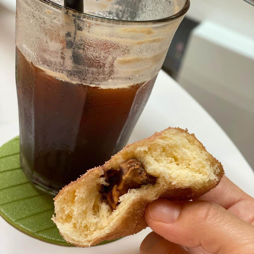 大西蘭さんのインスタグラム写真 - (大西蘭Instagram)「・ @obrewculture  でひと休み☕️ ・ コーヒーも美味しくて、ドーナツも美味しい💕 ・ 最近カフェラテを飲むことが多かったけど、ここのはブラックも美味しい❣️コーヒー豆にこだわっているみたい☕️ ・ ドーナツはフワッもちっとして甘過ぎなくて好みの味😋 ・ ピーナツバターチョコレートが入ったドーナツ🍩は、チョコレートの甘さとピーナツバターの塩気とコクがよく合っていて美味しい♬ ・ ・ #シンガポール生活 #シンガポールカフェ  #obrewculture」8月10日 1時23分 - onishiran