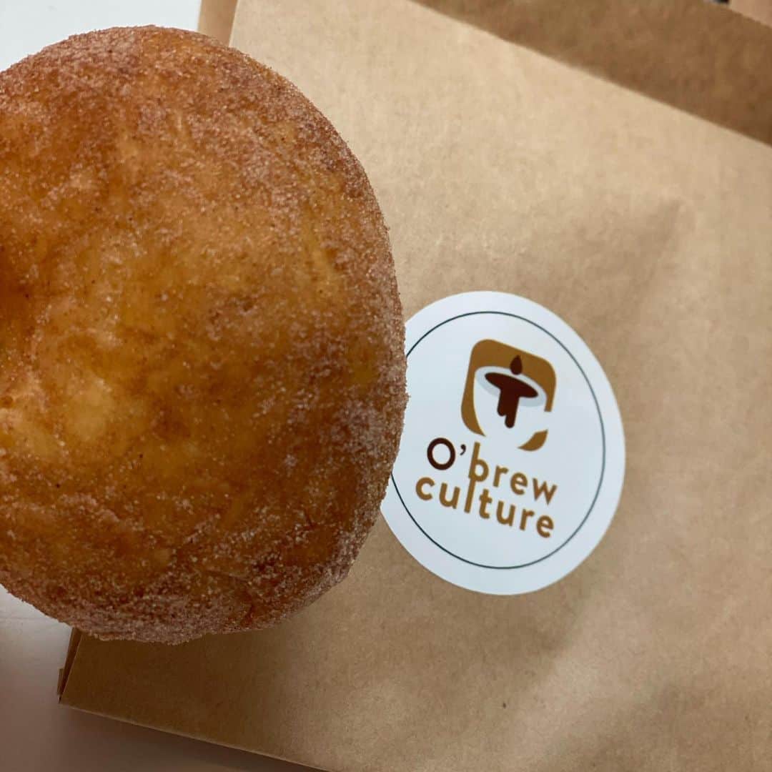 大西蘭さんのインスタグラム写真 - (大西蘭Instagram)「・ @obrewculture  でひと休み☕️ ・ コーヒーも美味しくて、ドーナツも美味しい💕 ・ 最近カフェラテを飲むことが多かったけど、ここのはブラックも美味しい❣️コーヒー豆にこだわっているみたい☕️ ・ ドーナツはフワッもちっとして甘過ぎなくて好みの味😋 ・ ピーナツバターチョコレートが入ったドーナツ🍩は、チョコレートの甘さとピーナツバターの塩気とコクがよく合っていて美味しい♬ ・ ・ #シンガポール生活 #シンガポールカフェ  #obrewculture」8月10日 1時23分 - onishiran