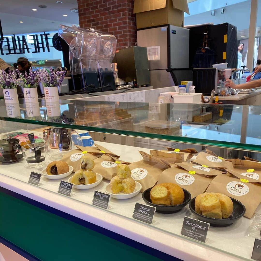 大西蘭さんのインスタグラム写真 - (大西蘭Instagram)「・ @obrewculture  でひと休み☕️ ・ コーヒーも美味しくて、ドーナツも美味しい💕 ・ 最近カフェラテを飲むことが多かったけど、ここのはブラックも美味しい❣️コーヒー豆にこだわっているみたい☕️ ・ ドーナツはフワッもちっとして甘過ぎなくて好みの味😋 ・ ピーナツバターチョコレートが入ったドーナツ🍩は、チョコレートの甘さとピーナツバターの塩気とコクがよく合っていて美味しい♬ ・ ・ #シンガポール生活 #シンガポールカフェ  #obrewculture」8月10日 1時23分 - onishiran