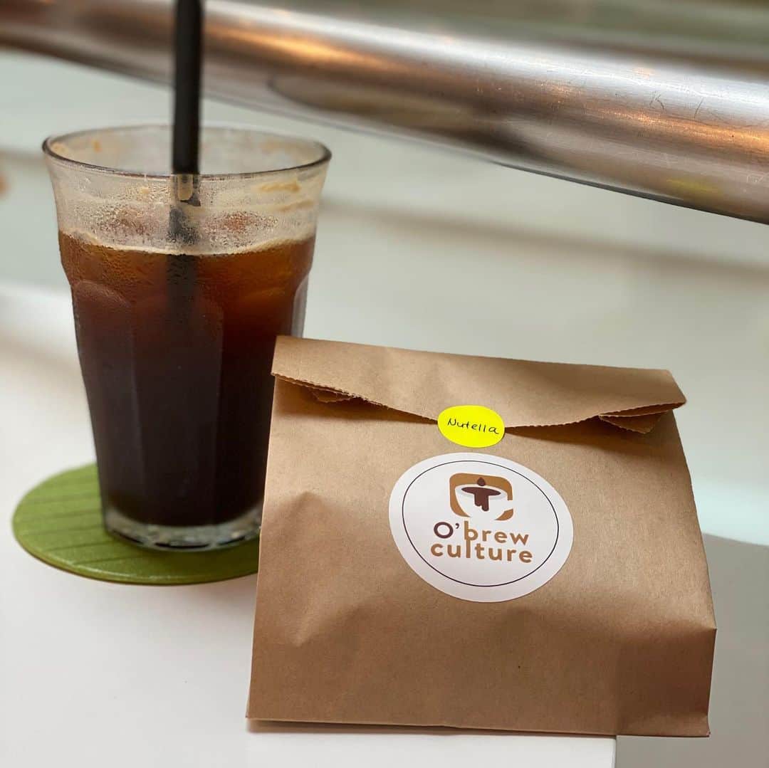 大西蘭さんのインスタグラム写真 - (大西蘭Instagram)「・ @obrewculture  でひと休み☕️ ・ コーヒーも美味しくて、ドーナツも美味しい💕 ・ 最近カフェラテを飲むことが多かったけど、ここのはブラックも美味しい❣️コーヒー豆にこだわっているみたい☕️ ・ ドーナツはフワッもちっとして甘過ぎなくて好みの味😋 ・ ピーナツバターチョコレートが入ったドーナツ🍩は、チョコレートの甘さとピーナツバターの塩気とコクがよく合っていて美味しい♬ ・ ・ #シンガポール生活 #シンガポールカフェ  #obrewculture」8月10日 1時23分 - onishiran