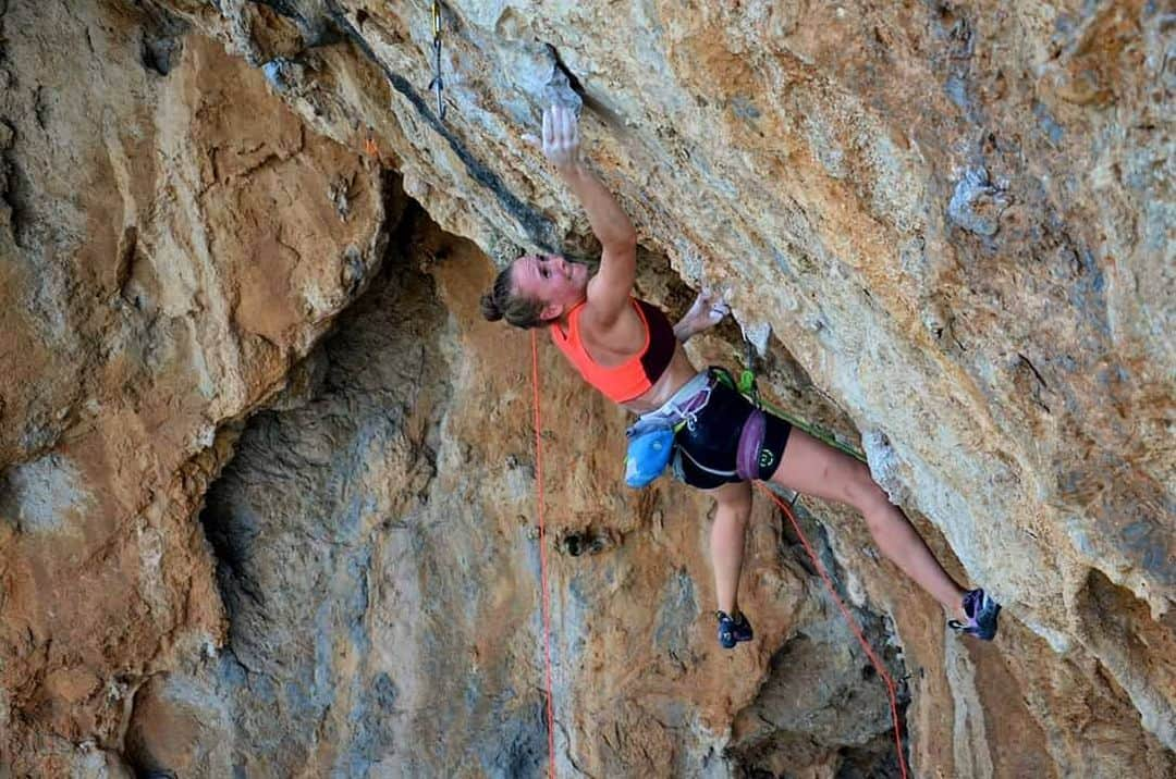 ハンナ・シューベルトのインスタグラム：「#tb to trying hard in Kalymnos back in 2014💪 Has been way too long since I've been there 😔」