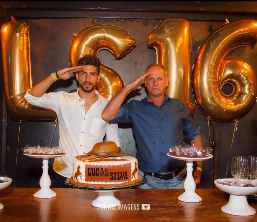 のインスタグラム：「Feliz dia a todos os pais, em especial ao comandante da minha família: Sr. Miguel! Te amo capitão! 👨🏼‍✈️👊🏽♥️」