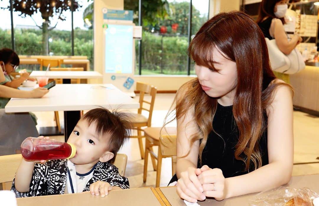 のインスタグラム：「. .  本当にいつまで哺乳瓶 持ち続けるんだキミは‼️（笑） この間たまたま出会った 1歳4ヶ月の男の子は 哺乳瓶使わぬって言ってたぞ🤣 まぁ好きなだけ使えばいいけどさ🤣笑 . . #happy #家事 #育児 #family #家族 #boy #smile #男の子 #息子 #code #love #lucky #kids #子供 #thankyou #宝物 #ベビー #fashion #follow #心 #縁 #パパ #ママ #家族写真 #男の子ママ #赤ちゃん写真 #photo #子育て #1歳 #flower」