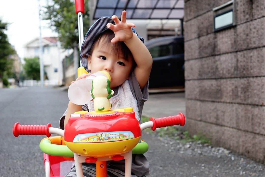 のインスタグラム：「. .  「はい、チーズ❤️」 「はい、ポーズ❤️」 ってこのどちらかを合図に この手になる✋ . . #happy #家事 #育児 #family #家族 #boy #smile #男の子 #息子 #code #love #lucky #kids #子供 #thankyou #宝物 #ベビー #fashion #follow #心 #縁 #パパ #ママ #家族写真 #男の子ママ #赤ちゃん写真 #photo #子育て #1歳 #flower」