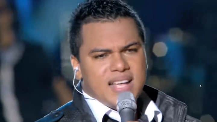 Sorriso Marotoのインスタグラム：「Na última semana completamos 10 anos da gravação do DVD "Ao Vivo em Recife". O tempo voa, né? 😱 Mais de 200 mil pessoas lotaram o Marco Zero e cantaram junto com a gente músicas que marcaram nossa carreira e a vida de uma galera aí, né? 😅 Qual música desse álbum você mais gosta? #SorrisoMaroto #AoVivoEmRecife @bcbrunocardoso @eusergiojr @frd.silva @crisjog @vinisorriso」