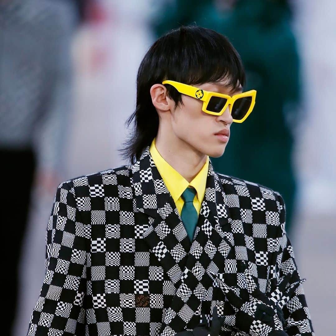 ルイ・ヴィトンさんのインスタグラム写真 - (ルイ・ヴィトンInstagram)「#LVMenSS21 Intentionally mismatched. Distorted sunglasses add a surreal dimension to @VirgilAbloh’s latest #LouisVuitton collection. Watch the show at louisvuitton.com」8月10日 2時03分 - louisvuitton