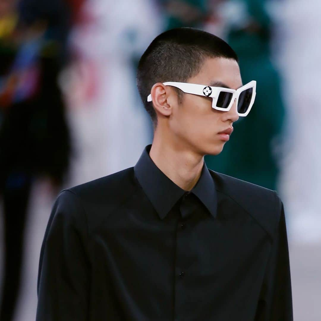 ルイ・ヴィトンさんのインスタグラム写真 - (ルイ・ヴィトンInstagram)「#LVMenSS21 Intentionally mismatched. Distorted sunglasses add a surreal dimension to @VirgilAbloh’s latest #LouisVuitton collection. Watch the show at louisvuitton.com」8月10日 2時03分 - louisvuitton