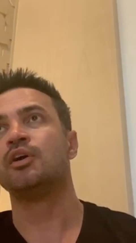 アレッサンドロ・ローザ・ヴィエイラのインスタグラム：「Dia dos Pais chegou e a convite da @gillette_brasil quero dividir com vocês um pouco de como é minha relação com meus filhos, o que aprendi com meu pai e que procuro repassar para eles não só nesta data mas todos os dias. #DiaDosPaisGillette #VocêEstáPronto #ad @enzo12mendes @luigi12mendes @cairofariaa  @enzofariafontaoo」
