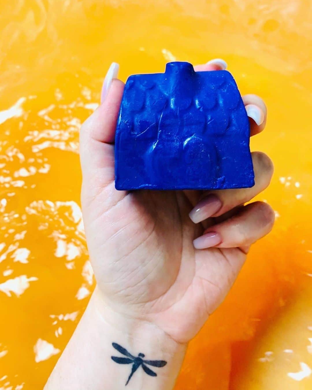 LUSH Cosmeticsさんのインスタグラム写真 - (LUSH CosmeticsInstagram)「We believe in the freedom of movement for all people. 🧡⁠ ⁠ 100 percent of the purchase price of Mi Casa Es Tu Casa Soap (minus taxes) supports organizations working to build local power, and those seeking to reform or dismantle federal and state agencies that raid and deport members of our communities. ⁠ ⁠ During the campaign, $127,000 was raised through the sale of Mi Casa Es Tu Casa Soap, to help fund the work of United We Dream, Community Change and Mijente. ⁠ ⁠ Sales of Mi Casa Es Tu Casa Soap will also now go to the UndocuBlack Network—a multigenerational community of currently and formerly undocumented Black people. @undocublack exists to work towards freedom for and promote understanding about what it means to be both Black and undocumented, to feel twice rejected by the country they call home. ⁠ ⁠ Head to our link in bio to support the UndocuBlack Network and purchase your Mi Casa Es Tu Casa Soap before it sells out.⁠ ⁠ 📷@laredolushies⁠ ⁠ #freetomove #freetostay #freedomofmovement #lushfreedomofmovement」8月10日 2時01分 - lushcosmetics