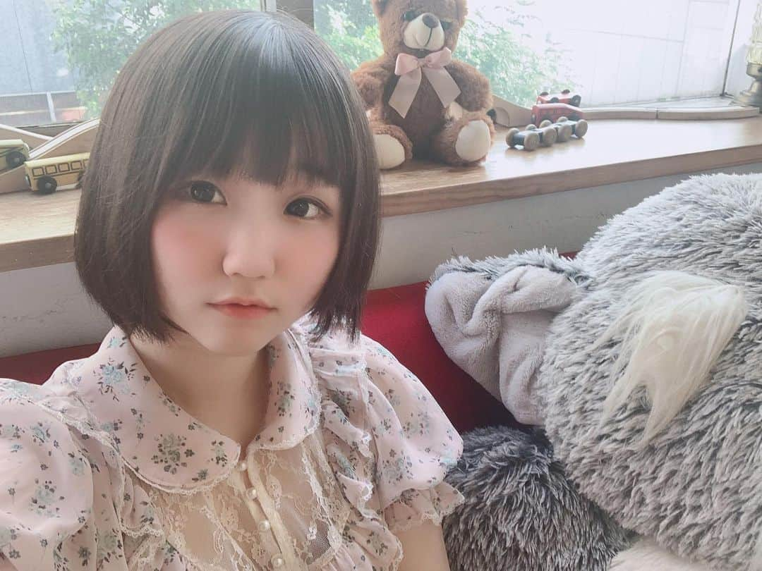 植田ひかるのインスタグラム：「声優の友達が誘ってくれたお店が可愛かったので記念写真に使わせて頂きました。 友だちは🧸が好きなので、私も🧸を連れてきたら描いてくれましたʕ•ᴥ•ʔ可愛い…🌟  ※マスクをこの時以外は付けて、 体温検査等お店の方がして下さいましたので安心くださいませ。  ※クマだけどこの友達はほっちゃんでは無いよ。ほっちゃんはクマが好きです。🧸  (*´꒳`*)近情報告(*´꒳`*)  急いだり緊張するとイラストやお菓子作り中、邪神さまを生み出すことに定評のある植田です (๑•﹏•)どうも💦  いつもはしっかりしているのよ ‪( •̥ ˍ •̥ )‬💦  わりとね(*´꒳`*)💦  冗談はおいておいて(*´꒳`*)おい。  お仕事のトークは女の子とが多かった私ですが、この前初めてプロ天狗さんのラジオに出させて頂いた時に わ〜緊張してるなぁ。と最初は思うのですが、最後は落ち着いて喋れていて、自分のことながら苦手克服に一歩近づいたな…！と思いました。  次は、逆に女の子と喋る時も緊張するからなおしてこう！  そういえば…  女の子のファンの方も増えつつあり それがとても嬉しいです。🌸🐱  メイクとか上手じゃないし、需要ないかもとしてこなかったものの 頂き物などは時々SNSに載せてました。  Instagramも3000人以上突破したらメイク生放送してみようかな…？ 今度こそ…アーカイブしたい…！  インスタは、正直ブログをやりたかった代わりに使ってきたので 内容が少し内側、重めに作っているのであんまり見られたら恥ずかしいと内心思ってます。 なんというか… 交換日記の様な存在です。⸜(*˙꒳˙*)⸝  コツを覚えた時は、Twitterのフォロワーが1000人づつ増えるたびとか 色々理由をつけてインスタライブしてみたいですね (๑•﹏•)できるかな  だから、お仕事がんばります！  最近、顔出し多くない？と思う方もいるかもしれませんが、 鋭いですね…(๑•﹏•)✨  ー気持ちの変化ー お世話になった先輩方は、 まるでお料理屋さんのようで、 いつも本職の声優ではキャラクターと共にいて、イベント等ではお客さんを楽しませるため工夫をしらっしゃいます。 この時だけは、お客さんもその人に会いにきているので、自分を出して いつも応援ありがとうございます。 これからも宜しくお願いします。 ってのれんをくぐり奥から挨拶に来る料理長みたい… って思うようになってから気持ちとしては  本職は寄り添い、それ以外は感謝の気持ちを込めて顔を出す。でいいんだよ。と胸をはれって 思ってたりします。  ・お芝居の話。  植田だからなのか、植物系のキャラやちょっとふっくらした生き物。を振っていただける事があります。  この子達に関われて幸せと思っています。  自分としては、 植物や動物のイメージが定着したら声優ならではの表現を沢山できるかもしれないから嬉しいな…と密かに思っていたりします。  こんな時期ですが、舞台や外画 自分とはあまり縁の無かった世界に触れる機会があって、 私のイメージを変える様な演技が出来たら…と思ったりしました。  いつも、ぜんぶ応援してくださる皆さんですが、 全部追おうとしたら、 皆さんは優しいので、私は怖い役をするかもしれないですし、 気持ちが追いつけなくなる事もあるかもしれません、、、。  でも、いつか、みんなが心の何処かで誇れる役者になってみたいのです。 最終的に「ひかるんは色々な表現をするけど、私はココが好き。僕はココが良いって思ってるよ。」(๑•﹏•)って難しいけど言われたいです。  〜〆〜  ここまで大変だったけど、 いっぱい守って貰ったし、 励ましてもらいました。  わたしを育ててくれた方や町、 最初の事務所はもちろん。 誰にもいい出せない夢がバレても応援しててくれていた学校のみなさんには感謝はつきないです。  誰よりもまだまだ成長過程な自分にも声をかけて応援してくれる事務所にも恩返ししたいです、  最後に、ファンの皆さん。 いつも守ってくださり、ありがとうございます。 お喋りは出来ないけど、お手紙やリプライ時々読ませて頂いております。  これからも、いっぱい驚いて欲しくていっぱい楽しんで欲しいので、 そんな近情報告をがんばります。  堅苦しいのはここだけで、 ご自愛下さいませ。  これからも楽しみにお待ち下さいませ。✨」