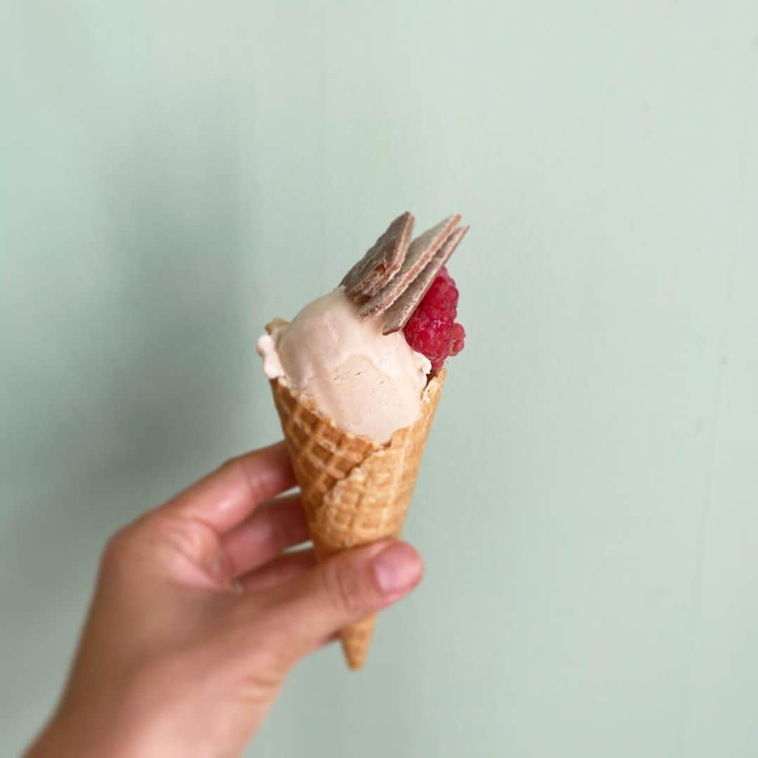 レイチェル・クーさんのインスタグラム写真 - (レイチェル・クーInstagram)「💦The only way to keep cool in this heat is to alternate between swimming in a lake and eating ice cream🍨 Pictured homemade meadowsweet ice cream. I made a meadowsweet cordial which I used to sweeten and flavour a custard. Custard churned in ice cream machine. Meadowsweet has green floral almondesque notes. . . . . . . . . . . . . . #rachelkhoo #summer #icecream #meadowsweet #cooldown #homemade」8月10日 2時06分 - rachelkhooks