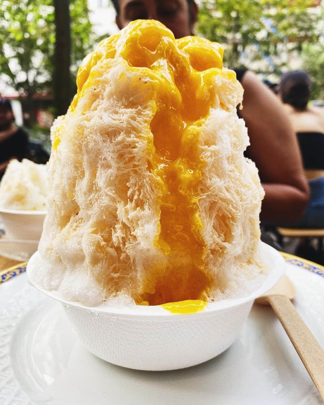 STIL IN BERLINのインスタグラム：「Shaved ice with mango sauce for dinner - perfect hot day dinner 🥭 🥭  Also, @tenzanlab is one of my fav new additions to the Best Places in Berlin Guide - get it via the link in my bio for 4.90 for more recommendations. #foodguideberlin #berlinfood #foodinberlin #berlinfoodie #ベルリン」