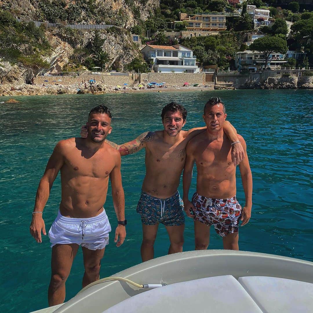 アルベルト・パロスキのインスタグラム：「AMICI ☀️ 🌊  @giuliodonati2  @i_am.emii」