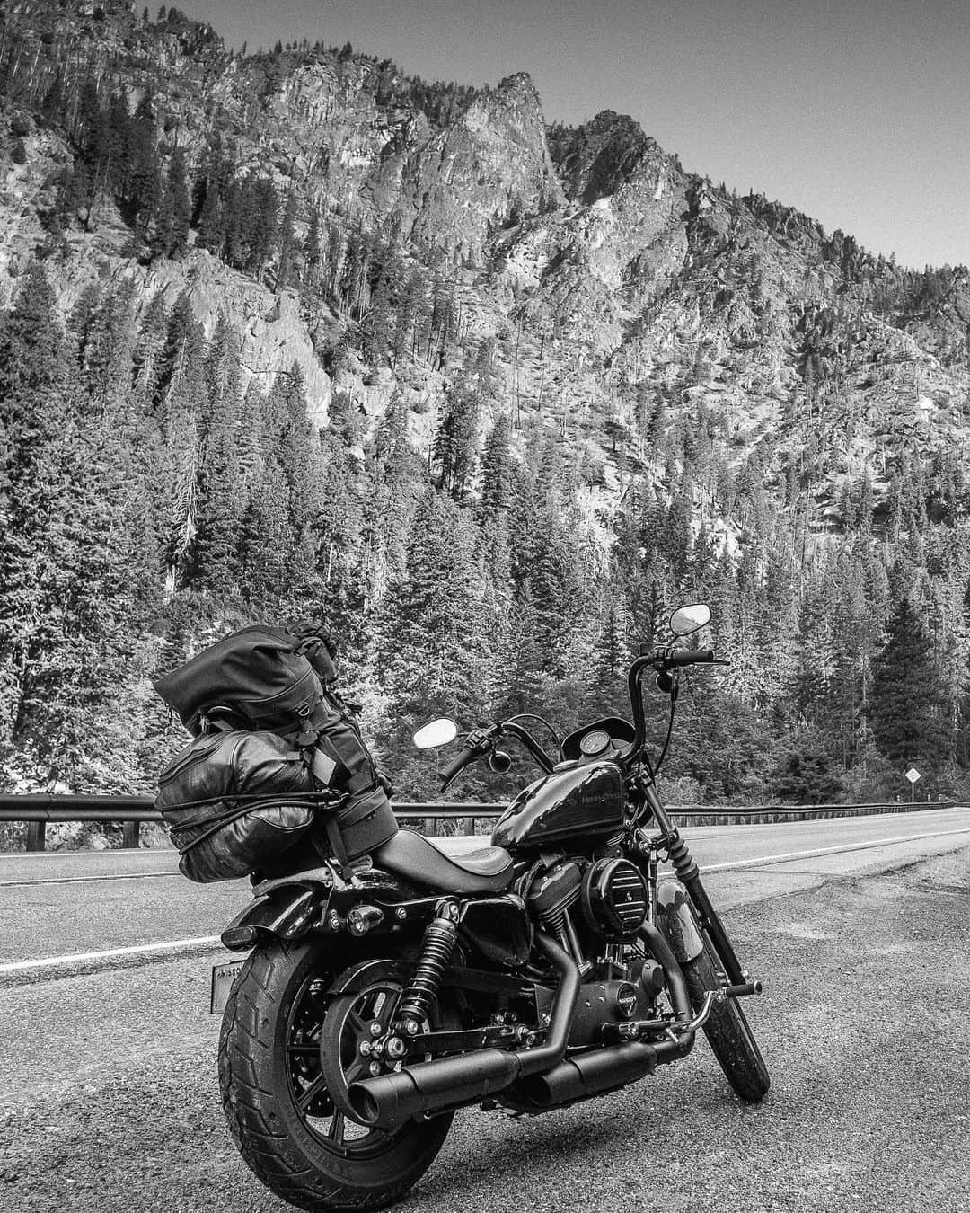 Harley-Davidsonさんのインスタグラム写真 - (Harley-DavidsonInstagram)「“I can’t say enough about the kind folks whom I met along the way. Great landscape - yes. But it’s the people who make a ride memorable” - @CarlanTapp about his travels for his Lost Highways series of road trips for HOG Magazine.  Click the link in our bio to read more in HOG Magazine Volume 051. #HarleyDavidson」8月10日 2時20分 - harleydavidson