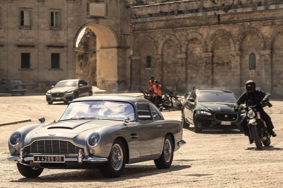 James Bond 007さんのインスタグラム写真 - (James Bond 007Instagram)「Bond (Daniel Craig) and Madeleine (Léa Seydoux) attempt to shake off pursuers in the Aston Martin DB5 in NO TIME TO DIE.」8月10日 2時30分 - 007