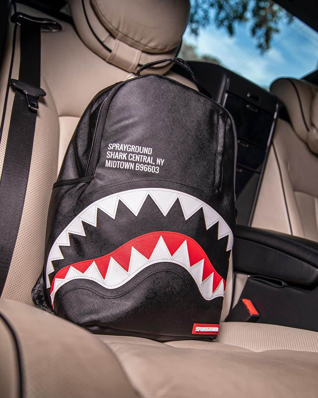 アフロジャックさんのインスタグラム写真 - (アフロジャックInstagram)「THE AFROJACK SHARK BACKPACK LAUNCHES NOW (@sprayground)! 🎒 It’s a Limited Edition & never produced again! [link in bio] Let me know what you think」8月10日 2時24分 - afrojack