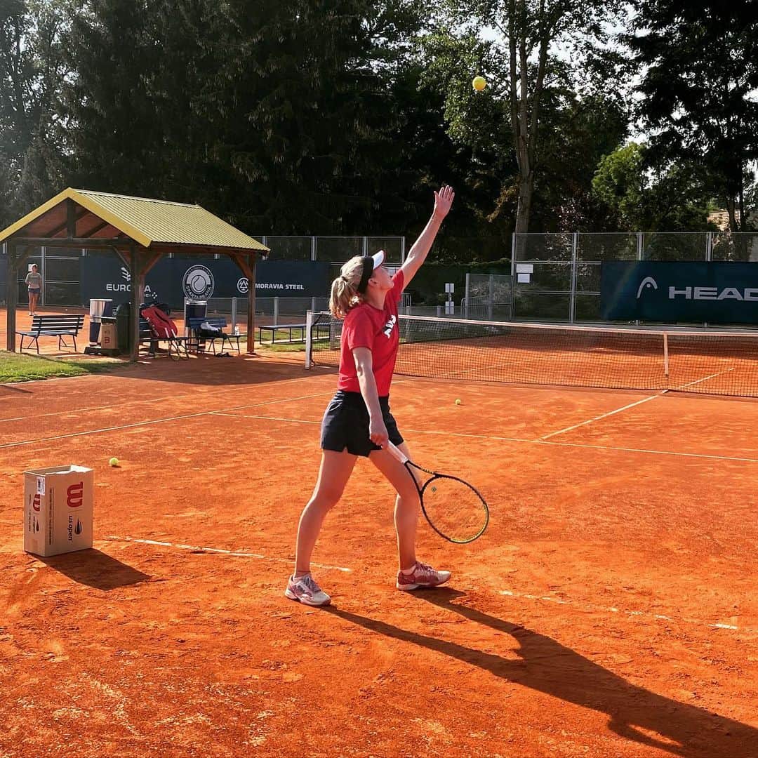 エカテリーナ・アレクサンドロワのインスタグラム：「🎾Feels great to play home🌆 /// 🎾Завтра стартует турнир в практически домашних стенах🌆 #Prague #wta #tennis」