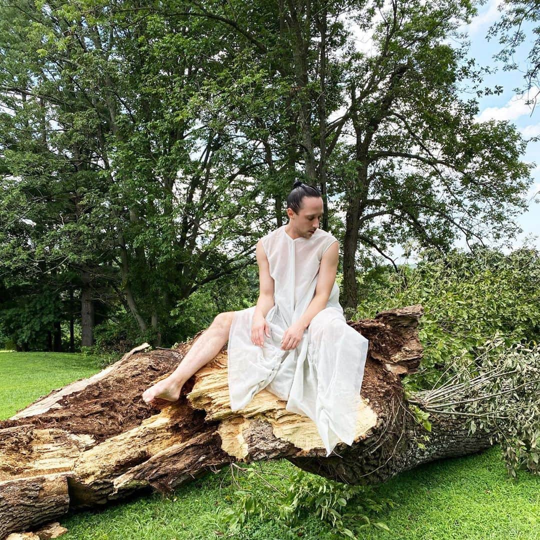 ジョニー・ウィアーさんのインスタグラム写真 - (ジョニー・ウィアーInstagram)「9.8.2020 How much wood would a woodchuck chuck? Tag someone you climb trees with.  #aftermath #poisonivy #rickowens」8月10日 2時47分 - johnnygweir