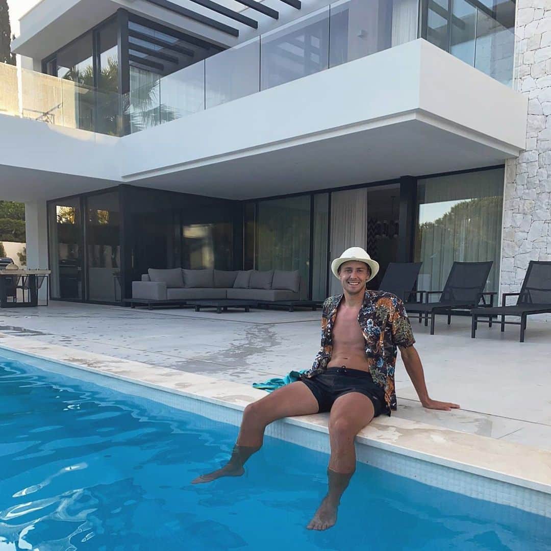 ハリー・コーニックのインスタグラム：「End of summer ☀️ 🎩」