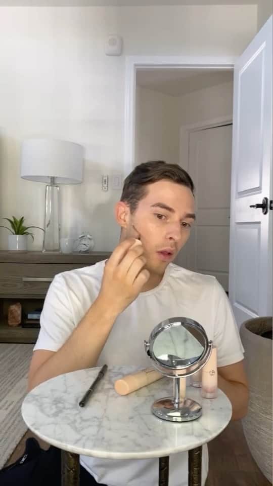 アダム・リッポンのインスタグラム：「Even when we are all staying at home I still want to feel FRESH and ready for the day. I love the Armani Neo Nude collection because it’s literally like wearing nothing but just makes me feel a little *polished* 🙆🏼‍♂️. The Neo Nude Foundation is infused with skincare, goes on super light, and helps to even everything out. It gives me a little boost to enhance my ~natural beauty~ I don’t want to feel like I’m wearing any makeup and this gives me that exact feeling. These little moments of my routine remind me of how far I’ve come in self-acceptance and help me celebrate what makes me unique. 🥰 @ArmaniBeauty #ArmaniNeoNude #ArmaniBeauty #ArmaniPartner」