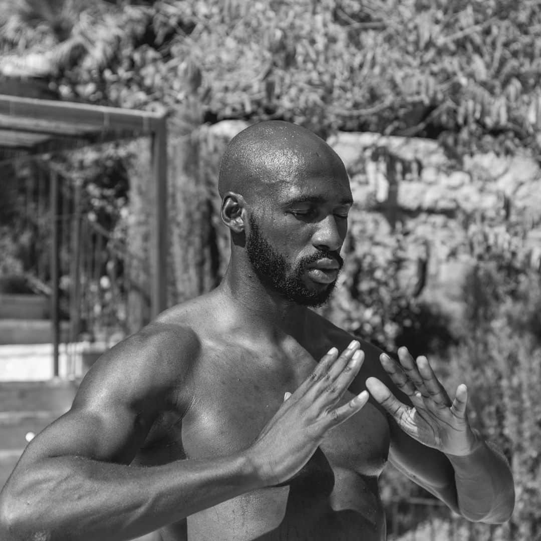 エリアカン・マンガラのインスタグラム：「Healthy Life. Determination. Work. That’s my Life style 👊🏿」