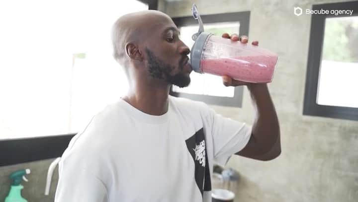 エリアカン・マンガラのインスタグラム：「Healthy Life. Determination. Work. That’s my Life style 👊🏿」