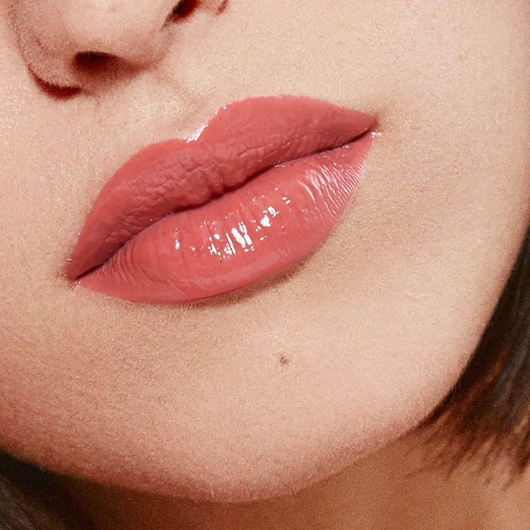 Armani Beautyさんのインスタグラム写真 - (Armani BeautyInstagram)「Beauty wardrobe. Dress your lips with high-shine ECSTASY MIRROR in shade 101 "Beyond". The rich, light reflecting color blends effortlessly onto lips to create a glamorous beauty look for day and night.   #ArmaniBeauty #EcstasyMirror #makeup」8月10日 2時59分 - armanibeauty